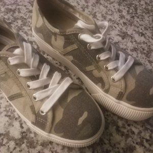 Steve Madden Emmi. Sneakers